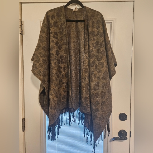 Woolrich Sweaters - NWOT!! Woolrich Womens Taupe Gray Animal Print Blanket Wrap Fringe Poncho O/S